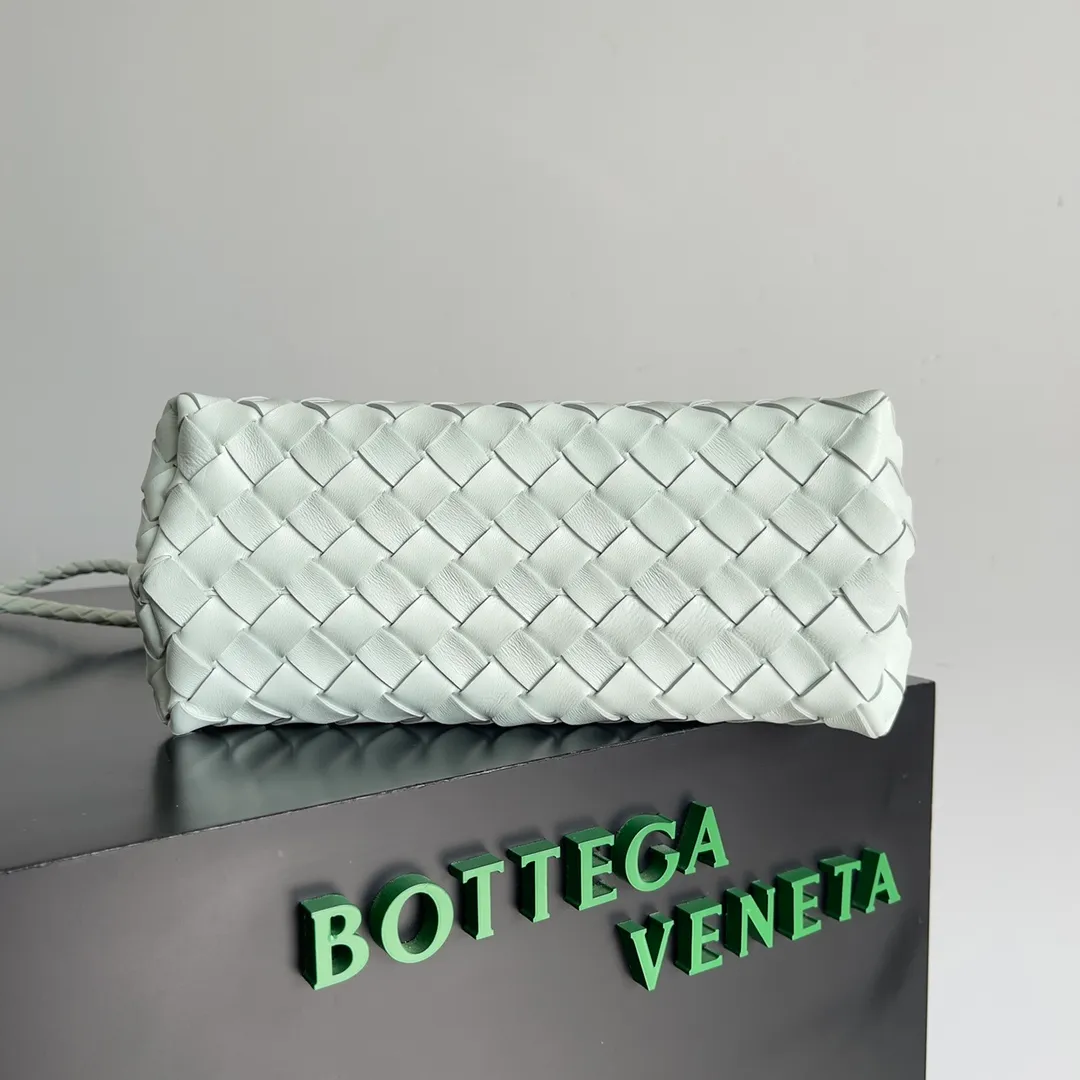 The 2023 new Andiamo batch of 1860 BV has been shipped‼ ️Really popular🔥The new Andiamo woven handbag launched by Bottega Veneta this season is really popular all over the world! ! Celebrities at home and abroad have worn it, and Oscar-winning actress Michelle Yeoh has taken it out on the street. Song Jia, Trai Yara, Yu Feihong, Sanji Ayaka, Rosie Hunting-Whiteley, Yoshioka Riho, etc. have all picked up this bag. It is classic and versatile, showing off its temperament, and the bag capacity is also large, which is very convenient for daily commuting! ! A variety of carrying methods, the shoulder straps can be adjusted by yourself, the original lambskin feels soft and delicate, and the neutral style is made to break gender boundaries and bring a more practical and longer-lasting use experience. Andiamo, which has both elegant and casual styles, perfectly interprets the true appearance of "fashionable old money style". Style number: 743568 Size: 25*22*10.5cm